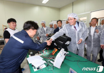 대우전자부품 직원들과 인사하는 송하진 전북도지사