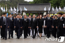 광주 시민들께 너무 미안하고… 목메어 말 잇지 못한 文대통령(종합)