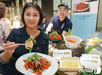 새콤달콤 무침회 맛보세요