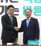 오신환 찾은 홍남기 부총리
