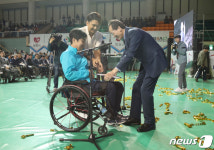 장애인 선수와 인사 나누는 송하진 전북도지사