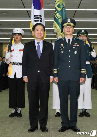 기념촬영하는 서주석 차관·이태명 조사본부장
