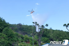삼척시 정상동 산불 진화하는 헬기