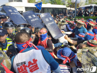 금속노조, 현대사옥 진입 시도 경찰과 충돌