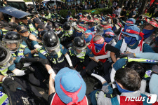 현대 계동 사옥 진입 시도하는 현대중공업 노조