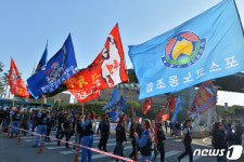 50년 만에 거리로 나선 포스코 노동조합