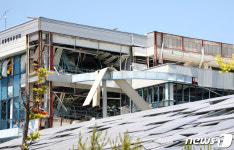 강릉 폭발에 엉망 된 인근 공장과 태양광패널