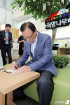 청년들에게 희망의 글귀 작성하는 이해찬 대표