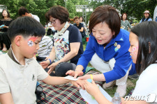 진선미 여가부 장관 어린이들과 함께