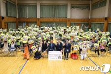 부산은행, 어린이 교통사고 예방 가방 안전 덮개 3만개 기증