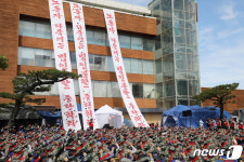 현대重 노조 법인분할 반대 주총장 점거