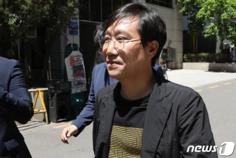 사무실 나서는 양정철 민주연구원장