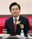 미소 짓는 황교안 대표
