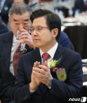 박수치는 황교안 대표