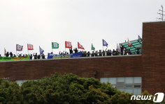 한마음회관 점거 농성 벌이는 현대중 노조
