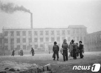 1953년 겨울철 석탄 연기 나는 재동초등학교 등굣길