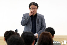 피해자 가족 지원 상황 설명하는 이상필 참좋은여행 부장