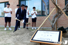모교에서 식수하는 김연철 장관