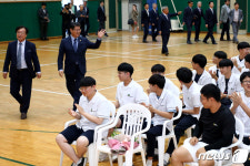 김연철 장관 후배들 박수 받으며