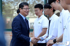 김연철 장관 후배들과 악수