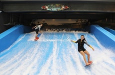 실내 서핑하러 아울렛 오세요…롯데百, 체험형 공간 인기