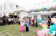 동네 사랑방 기증자 뜻 반세기 만에…제주북초 김영수 도서관
