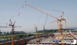 건설 공사 현장 멈춘 타워크레인