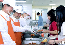 고교 무상급식 도우미하는 최기문 영천시장
