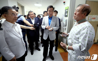 월남전 참전 환자의 사연 듣는 이낙연 총리