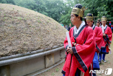 한장군 묘소 도는 최영조 경산시장