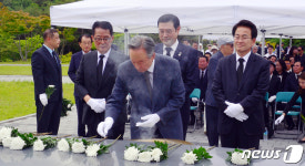 헌화하는 권노갑 상임고문