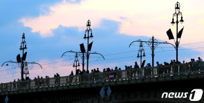 해질무렵의 머르기트 다리