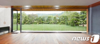 기생충 속 박사장네 거실 도어·중문, 이건창호 제품