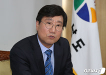 경남도청 찾은 양정철