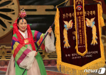 대사습놀이 장원기 들며 환한 미소짓는 최영인씨