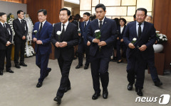 조문하는 손학규 바른미래당 대표
