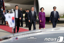 노르웨이 도착한 문재인 대통령 내외