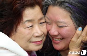 44년만의 모녀상봉, '여전히 똑닮은 모습'