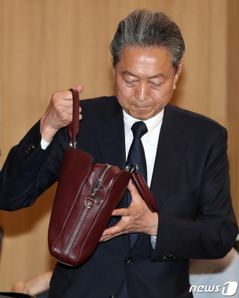 강연 자료 꺼내는 하토야마 유키오