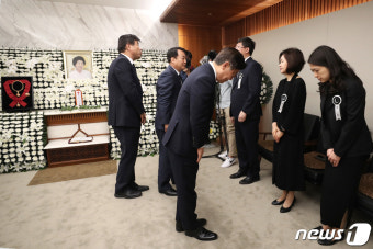 이희호 여사 유족 위로하는 이재명 지사