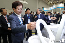 화장실 시설 살펴보는 염태영 수원시장