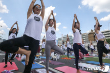 백세 시대...요가로 건강하게