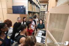 남아공 고교생 대구대 중앙박물관 수장고 관람