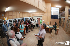 대구대 중앙박물관 수장고 관람하는 남아공 학생들