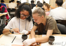 한국 찾은 남아공 학생들 유물관리법 배워요