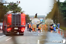 염산제거 작업하는 소방대
