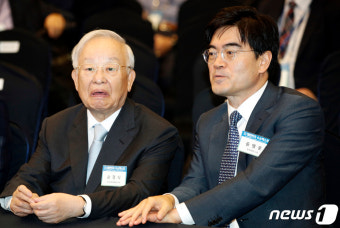 대화 나누는 손경식 회장·공영운 사장