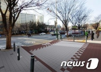 스마트폰 때문에…마포구 유니버셜디자인 보도로 바꾼다