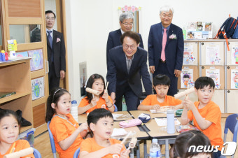 서울 첫 통합학교 수업 참관하는 조희연 교육감