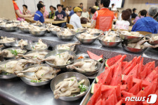 한화, 대구 서구 노인 400명 초청해 삼계탕 대접